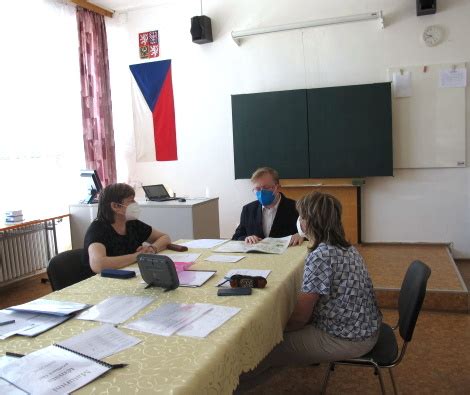 Student prezentující svou práci před komisí