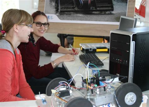Studenti pracující na projektech na Fakultě strojní ČVUT