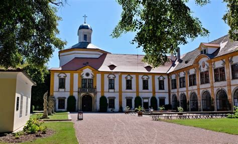 Areál Základní školy Choltice s výhledem na zámek