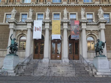 Detail fasády secesní budovy Akademie výtvarných umění