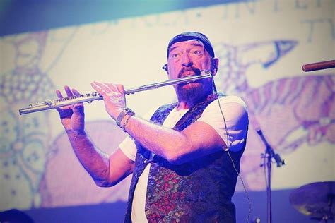 Ian Anderson hrající na flétnu
