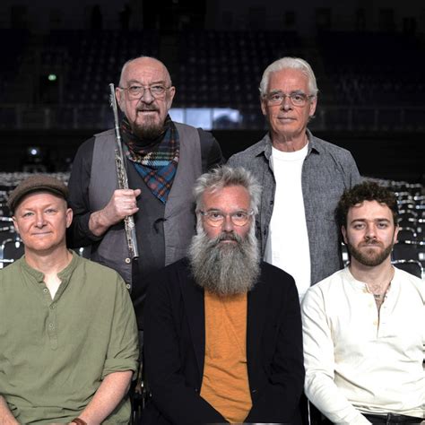 Sestava Jethro Tull na pódiu