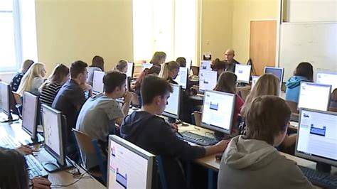 Studenti ve třídě s moderními technologiemi