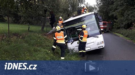 Fotografie školního autobusu na silnici