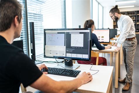 Studenti pracující na architektonických modelech budov