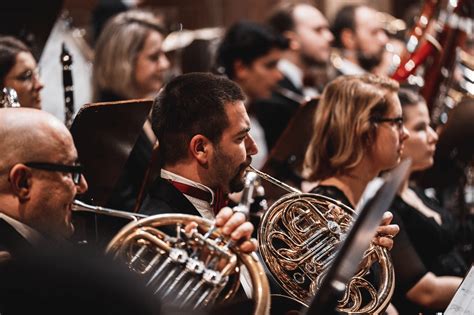 Orchestr hrající hudbu