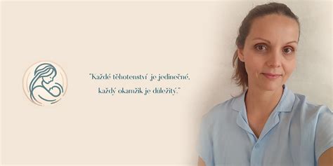 Porodní asistentka poskytující péči