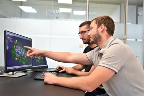Tým softwarových vývojářů pracující společně
