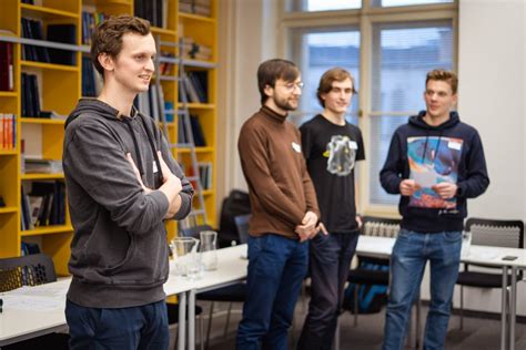 Studenti na kariérním veletrhu