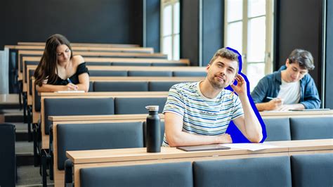 Student pracující na bakalářské práci