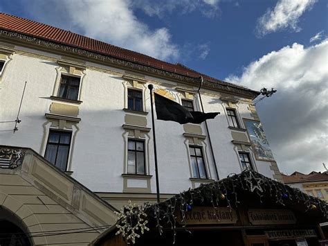 Černý prapor na budově ČVUT jako symbol smutku