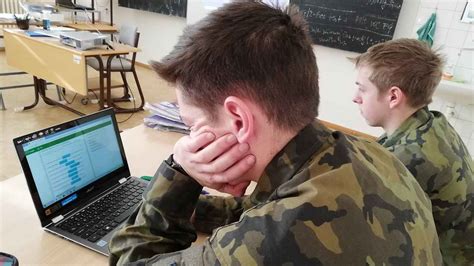 studenti učí cizí jazyk